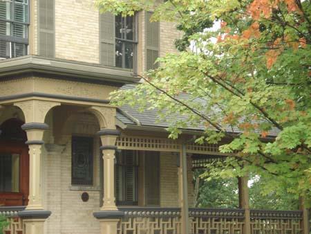 Of note is the veranda with balustrade.; Martina Braunstein, 2007.