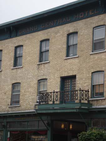 Of note is the entablature reading “Grand Central Hotel”.; Martina Braunstein, 2007.