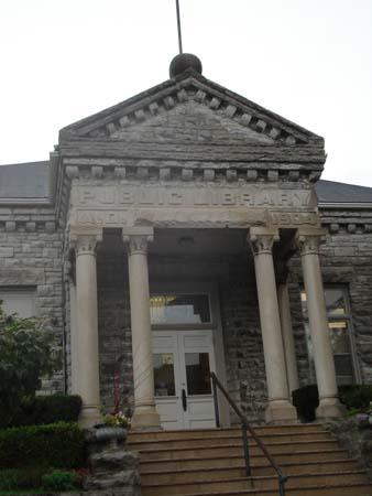 Of note are the Corinthian order columns with decorative capitals.; Martina Braunstein, 2007.