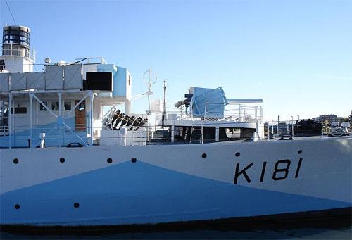 Side view of the HMCS Sackville demonstrating certain pieces of armament, 2006.; none, 2006