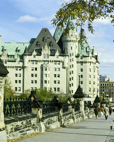Side view of Château Laurier showing the smooth finish and pale tone of the exterior Indiana limestone walls.; Parks Canada Agency / Agence Parcs Canada.