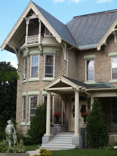 Of note is the two-storey semi-circular bay to the left of the entrance.; Kayla Jonas, 2008.