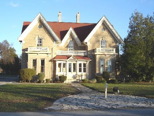 Featured is the symmetrical three-bay façade.; Kayla Jonas, 2007.