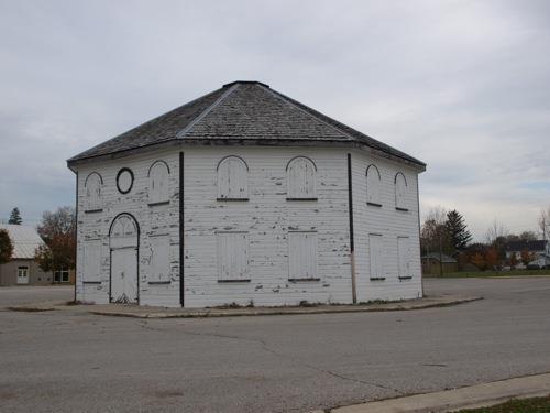 Of note are the two-bay side elevations and the three-bay entrance elevation.; Kayla Jonas, 2008.
