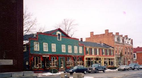 View of the south side of Queen Street in the Niagara-on-the-Lake Historic District, 2002.; Parks Canada Agency / Agence Parcs Canada, 2002.