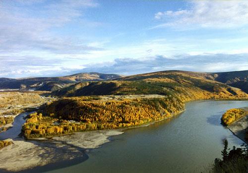 General view of Tr'ochëk showing the location of Tr’ochëk at the confluence of the Klondike and Yukon Rivers, 2000.; Parks Canada Agency / Agence Parcs Canada, 2000.
