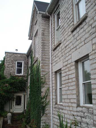 Of note is the limestone construction of the walls.; Martina Braunstein, 2007.
