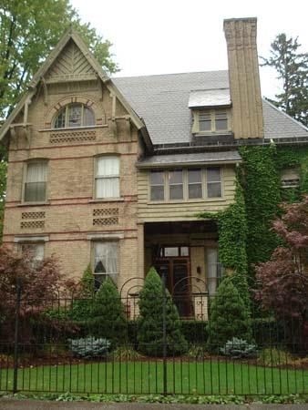 Of note is the decorative brickwork on the chimney, windows and gables.; Martina Braunstein, 2007.