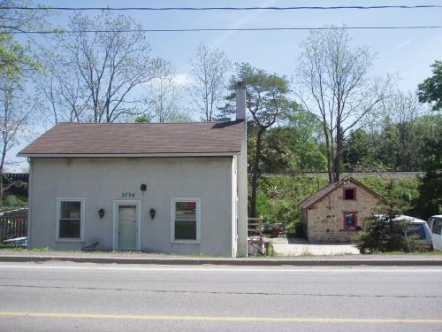 Of note is the symmetrical facade.; Chelsey Tyers, 2008.