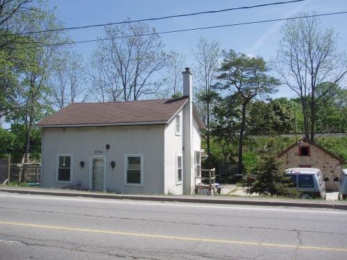 Of note is the close proximity between house and outbuilding.; Chelsey Tyers, 2008.