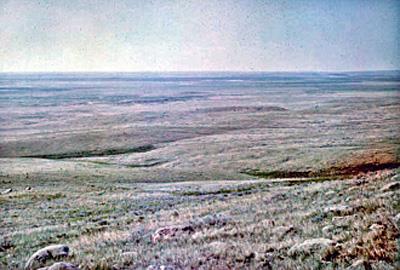 General view of British Block Cairn, showing its setting in a region of rolling mixed grass-prairie on the Great Plains.; Parks Canada Agency / Agence Parcs Canada, Harry A. Tatro.