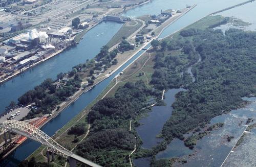 Aerial view showing the Whitefish Island National Historic Site of Canada on the right, 2001.; Agence Parcs Canada / Parks Canada Agency, G. Vandervlugt, 2001.