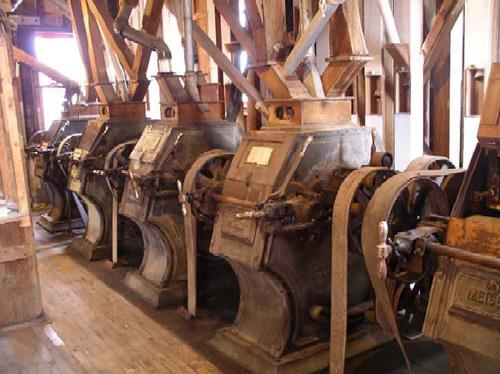 Interior view of the Esterhazy Flour Mill National Historic Site of Canada, showing five pairs of grinding roller units, 2007.; Agence Parcs Canada / Parks Canada Agency, A. Roos, 2007.
