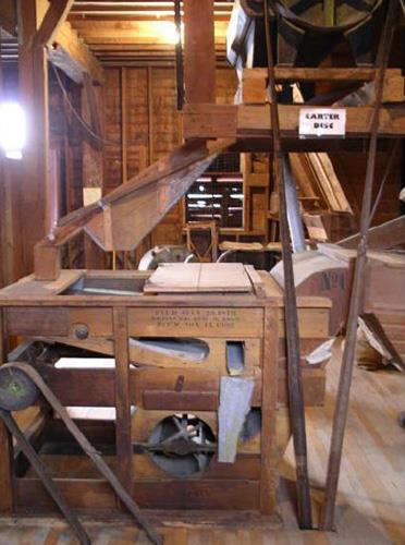 Interior view of the Esterhazy Flour Mill National Historic Site of Canada, showing the carter disc above and fanning mill below, 2007.; Agence Parcs Canada / Parks Canada Agency, A. Roos, 2007.