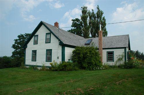 Rear and side elevations of the Pettipas House at Tracadie, Antigonish County.; Heritage Division, Dept. of Tourism, Culture and Heritage, 2009.