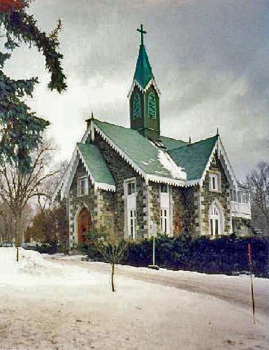 General view of Notre-Dame-des-Neiges Cemetery, showing construction, materials and finish of the chapel.; Parcs Canada | Parks Canada