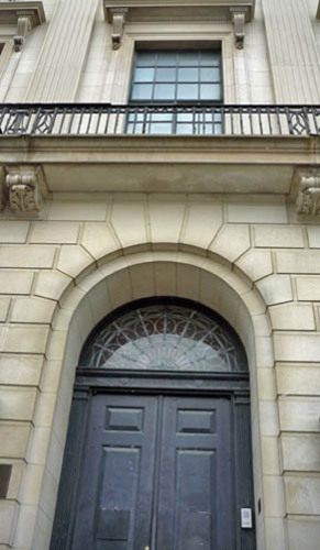 Detail view of the Former U.S. Embassy emphasizing the façades modelled on Italian palazzos that employ classical architectural proportions, orders and finely carved details, 2011.; Parks Canada Agency / Agence Parcs Canada, M. Therrien, 2011.