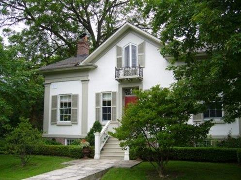 Of note is the symmetrical facade and pilasters.; Kirsten Pries, 2008.