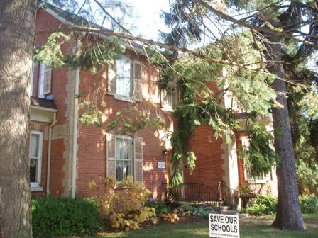 Of note is the buff brick quoining.; Martha Fallis, 2008.