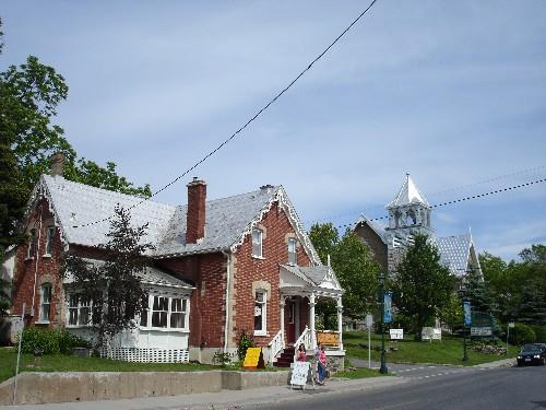 Contextual view of the McFadden House.; RHI 2006