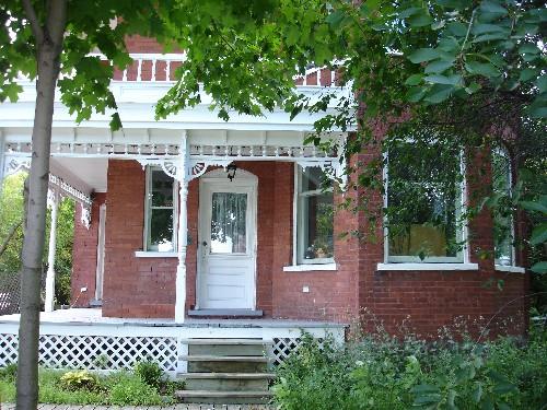 Closer view of the Kelly House.; RHI 2006