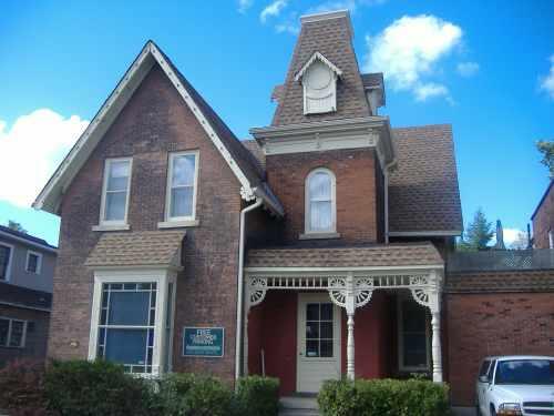 Front of Lawrence-Singer House on East Main Street; Callie Hemsworth, Brock University, 2007