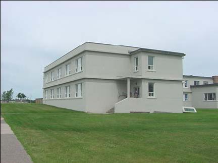 General view of the rear side wing of the barrack block; Department of National Defence / Ministère de la Défense nationale, 2001