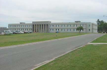 General view of the façade of the barrack block; Department of National Defence / Ministère de la Défense nationale, 2001
