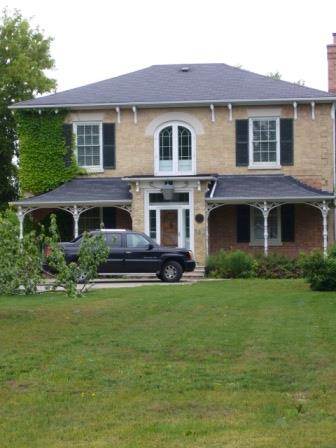 Of note are the six-over-six paned double hung sash windows.; Kirsten Pries, 2008.