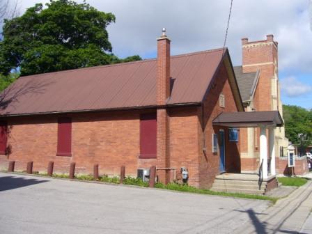 Of note is the brick chimney and radiated voussoirs over the window and front entrance.; Kirsten Pries, 2008.