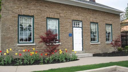 Featured are the rectangular windows with flat-arched radiating voussoirs.; Chelsey Tyers, 2008.
