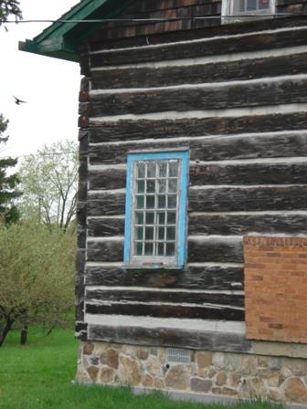 Of note are the 12 over 12 and 9 over 9 windows.; Paul Dubniak, 2008.