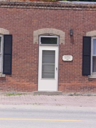 Of note are the brick voussoirs and transom above the doorway.; Kirsten Pries, 2008.