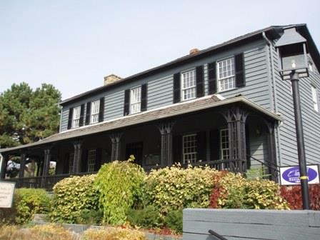 Of note is the clapboard siding and five bay west facing façade.; Paul Dubniak, 2009.