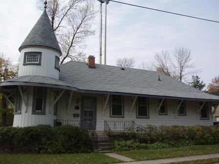 Of note is the bellcast eaves.; Paul Dubniak, 2009.
