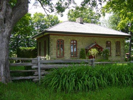 Of note is the hip roof and entrance centred on long side facade.; Kirsten Pries, 2008.