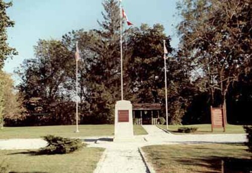 General view of the Historic Sites and Monuments Board of Canada cairn and plaque showing the location of Fairfield, 1989.; Parks Canada Agency | Agence Parcs Canada, 1989.