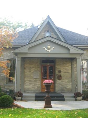 Of note is the arched window under the front gable.; Martha Fallis, 2008.