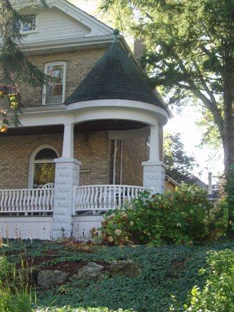 Of note is the arched voussoir over the main floor window.; Paul Dubniak, 2008