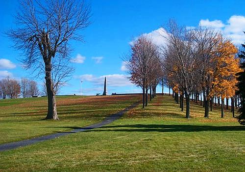 General view of Battle of Crysler's Farm showing its setting on a grassy knoll made from earth removed from the original monument site, 2008.; Parks Canada Agency / Agence Parcs Canada, Dan Pagé, 2008.