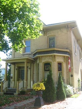 Of note is the large bay window on the first storey.; Martha Fallis, 2008.