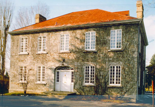 General view of Maplelawn, showing a central doorway marked by sidelights and an elliptical fanlight transom, 1980.; Agence Parcs Canada / Parks Canada Agency, HRS, 1980.