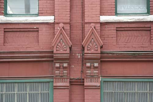 Detail view of the 1884 section of the Smart Bag Company Building, Winnipeg, 2009; Historic Resources Branch, Manitoba Culture, Heritage and Tourism, 2009