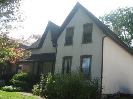 Of note is the “L” shaped floor plan.; Martha Fallis, 2008.