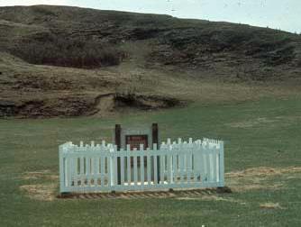 Treaty No. 7 plaque at Siksina 146.; Parks Canada | Parcs Canada
