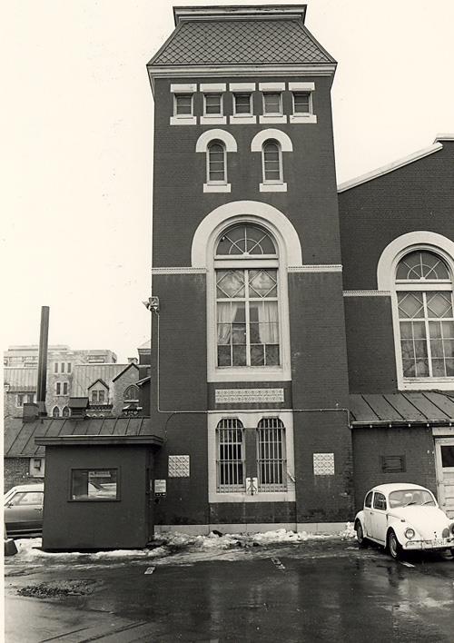 General view of one of the two towers on the main façade of the Cartier Square Drill Hall, 1984.; Monique Trépanier, Parks Canada Agency / Agence Parcs Canada, 1984.