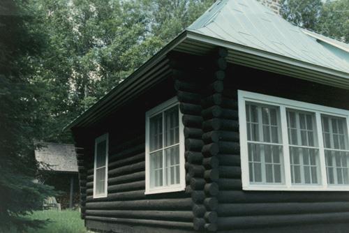 Corner view of Andrew Lodge, showing its log construction and saddle-notched corners, 1990.; Canadian Parks Services / Service canadien des parcs, 1990.