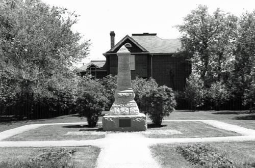 General view of the monument and plaque at the site of the Battle of Seven Oaks, 1965.; Agence Parcs Canada / Parks Canada Agency, 1965.