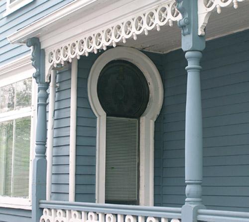 21 Muir Street, keyhole window, 2004; Heritage Division, N.S. Dept. of Tourism, Culture and Heritage, 2004
