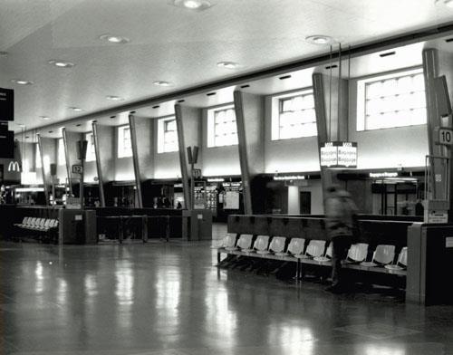 Corner view of the Canadian National Railways Central Station, showing the generous fenestration in the concourse that provides abundant natural light during the day, 1995.; Parks Canada Agency/Agence Parcs Canada, S.D. Bronson, February 1995.